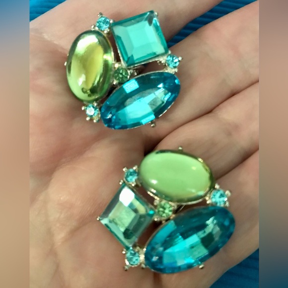 Avon Aqua Cluster Button Earrings Clip NIB - Picture 1 of 10
